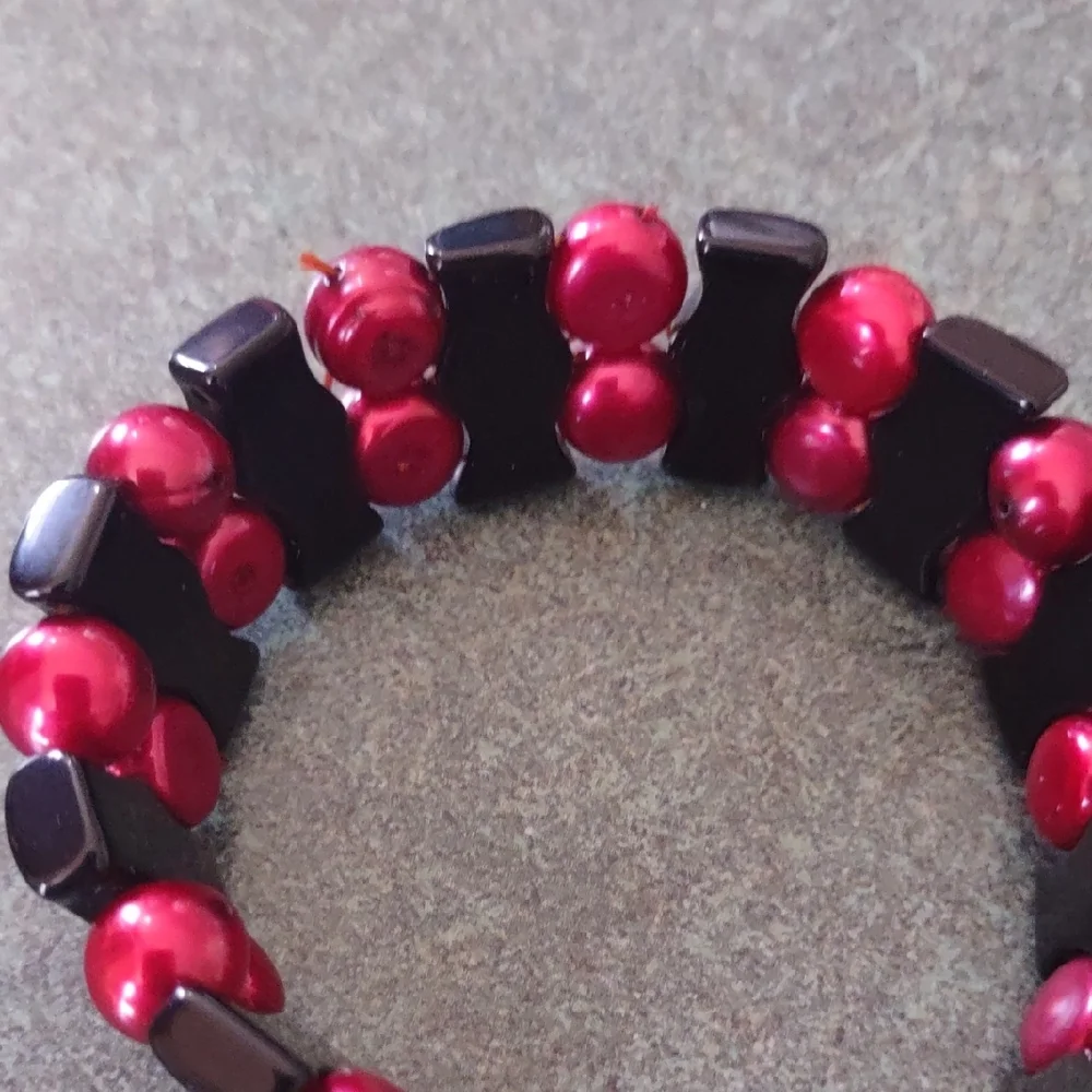 Elegant Black and Red Beaded Stretch Bracelet